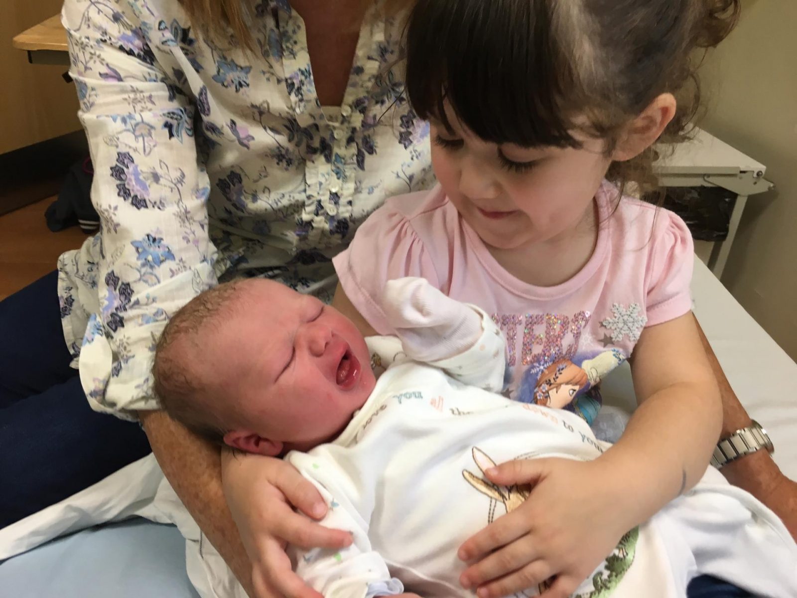Manage an Older Sibling When a New Baby Comes – Top Tips