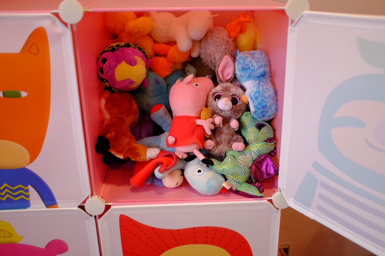 toys in songmics cube