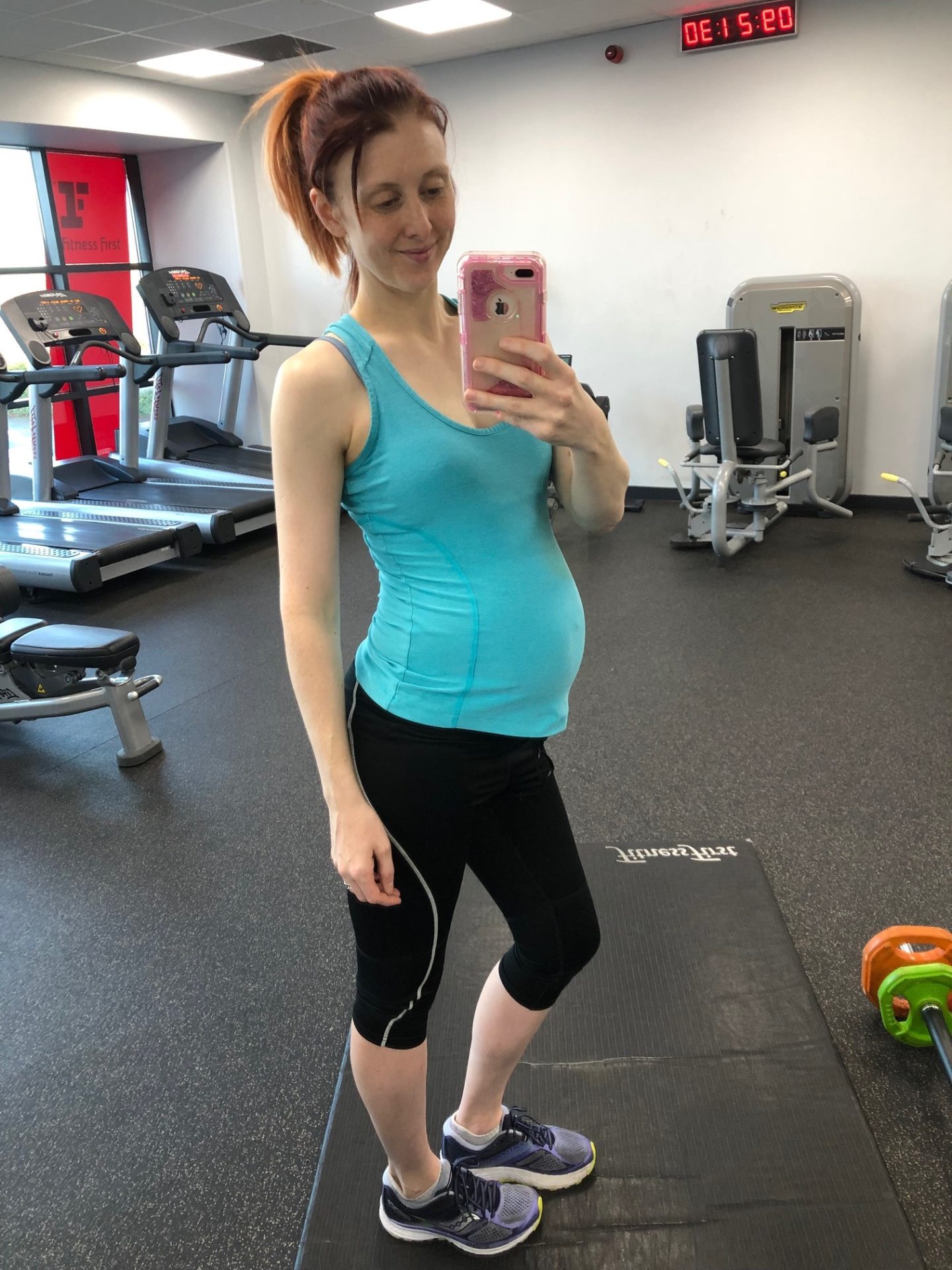 32 weeks pregnant girl in the gym