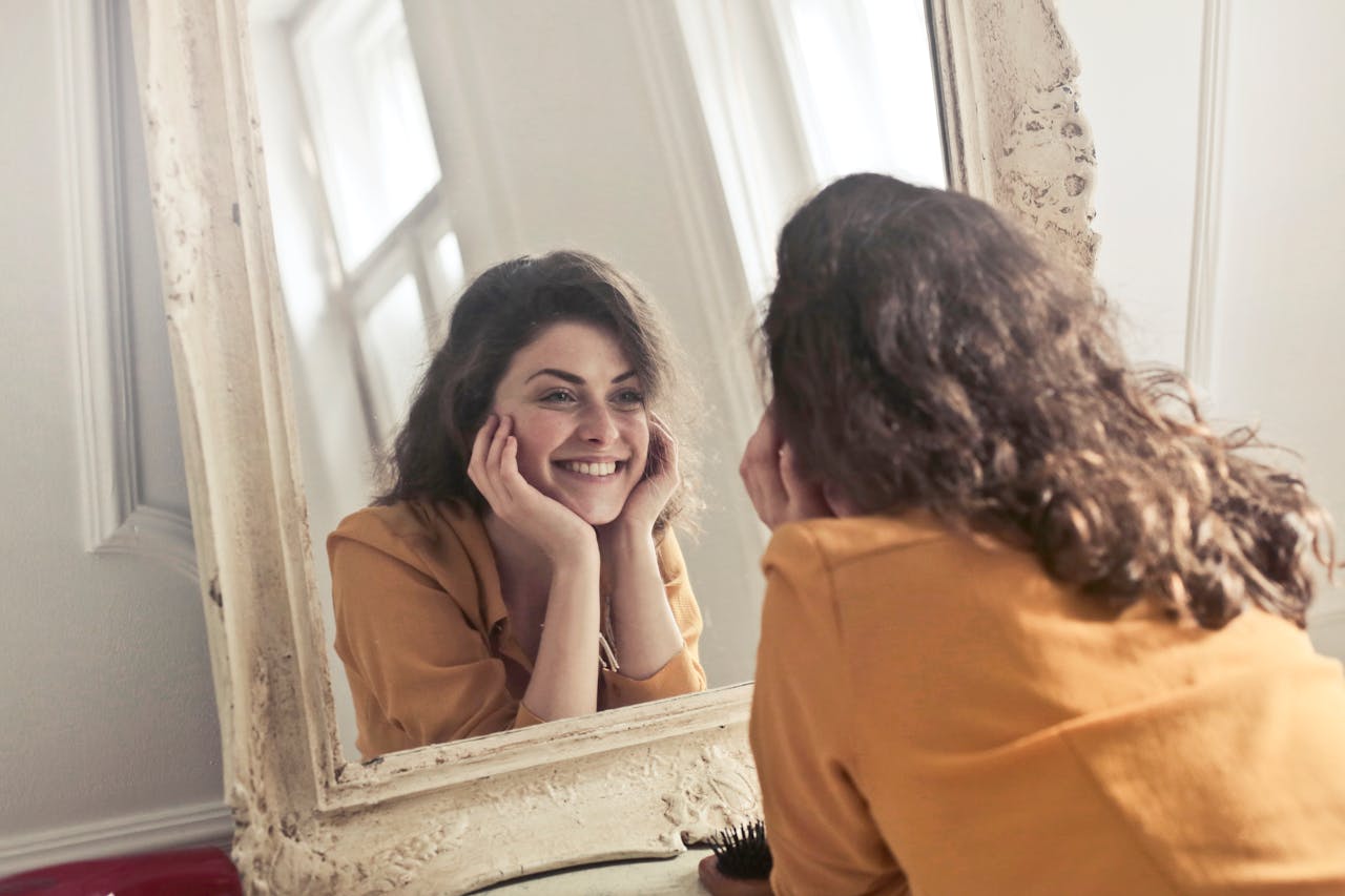 4 Ways Women Are Gently Taking Control of Their Reflection
