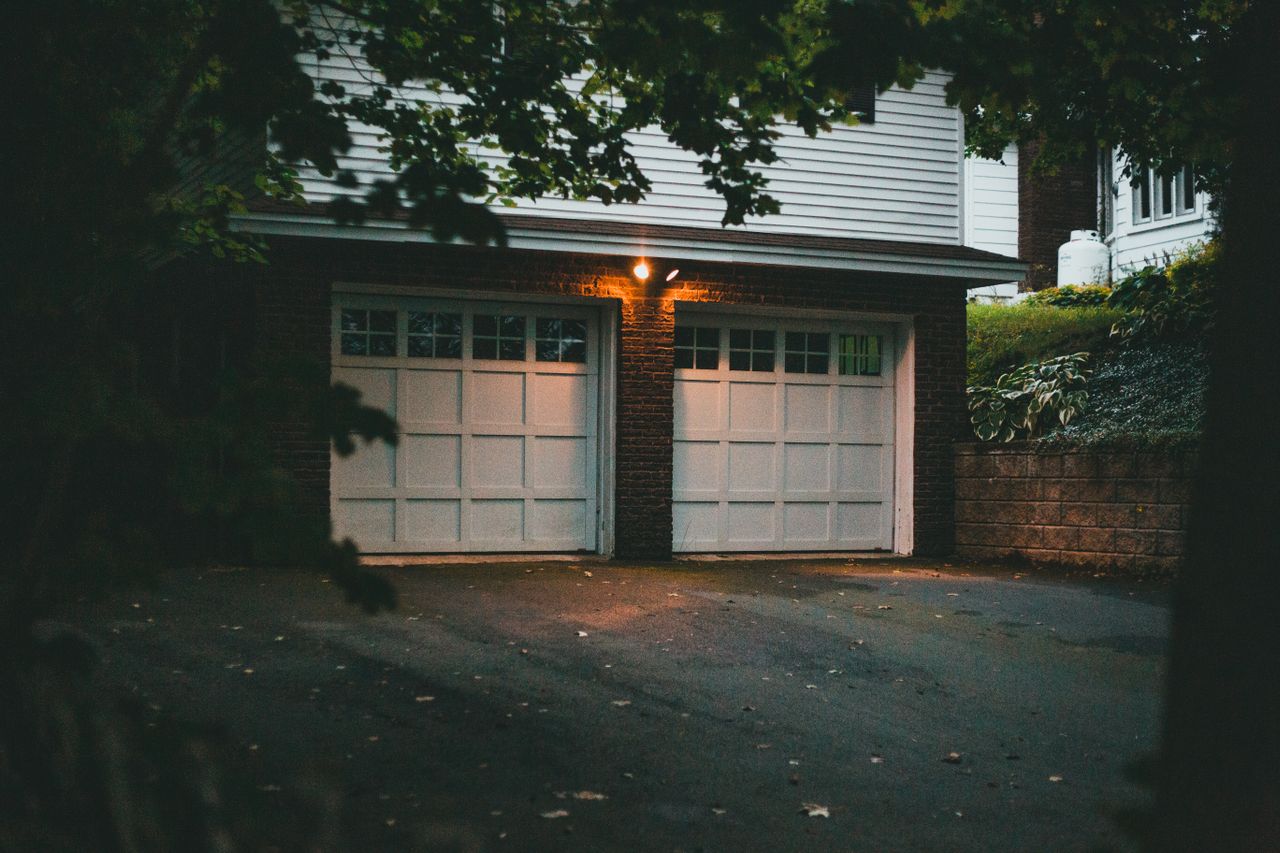What Should You Expect to Pay for Garage Door Repair in Bellaire?